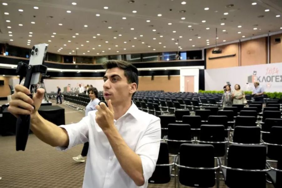 Ευρωβουλευτής σε λιγότερο από 1 λεπτό κόλλησε στον τοίχο τον Φειδία
