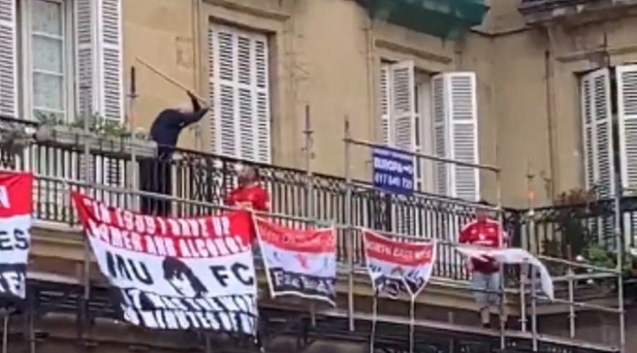 Παππούς επιτέθηκε με μαγκούρα σε οπαδούς της Γιουνάιτεντ (vid)