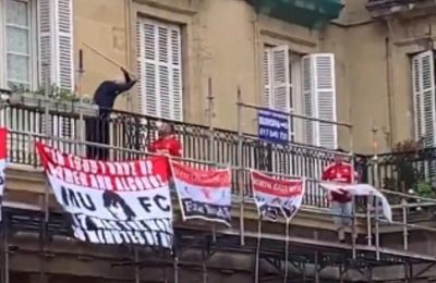 Παππούς επιτέθηκε με μαγκούρα σε οπαδούς της Γιουνάιτεντ (vid)