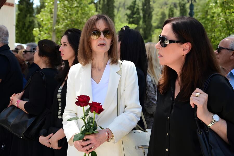 Στα λευκά η Κάτια Δανδουλάκη στην κηδεία του Νίκου Γαλανού