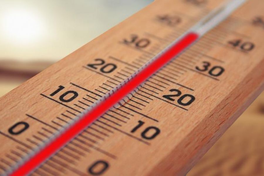 «Χτυπά» 34αρι η θερμοκρασία