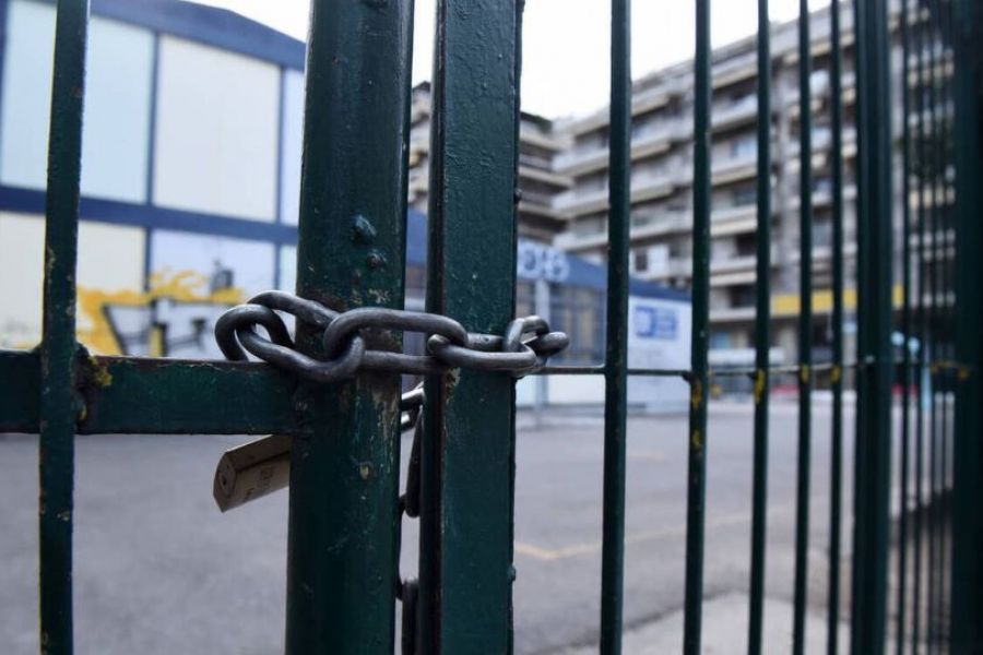 Έκαψαν τα παγκάκια στο Γυμνάσιο Δροσιάς
