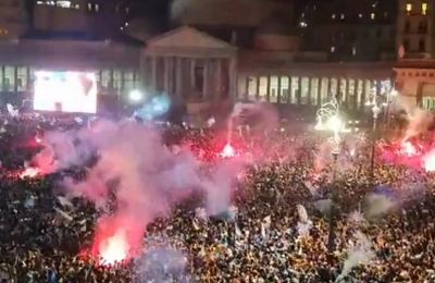 Πήρε... φωτιά η Νάπολη (vid)