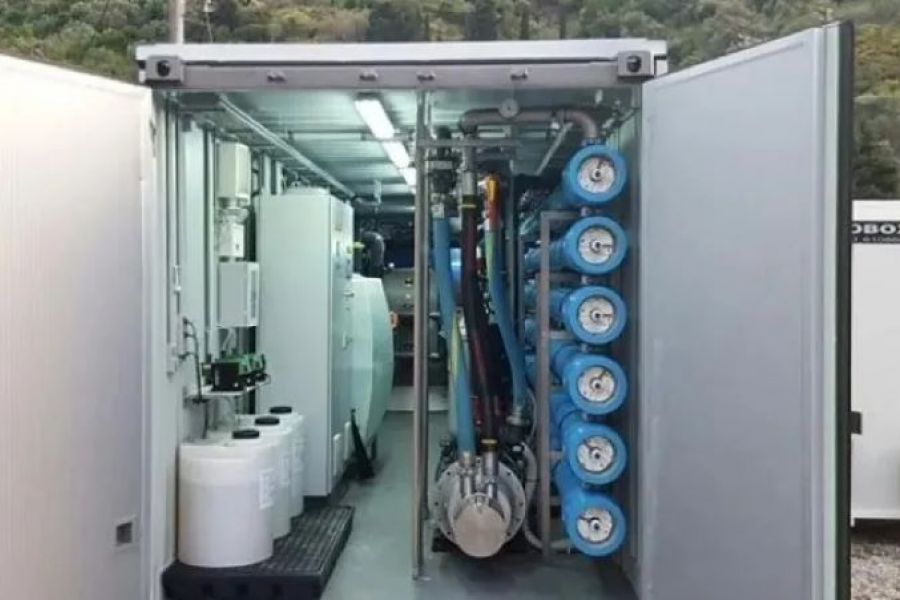'Εφτασαν οι μονάδες αφαλάτωσης από ΗΑΕ