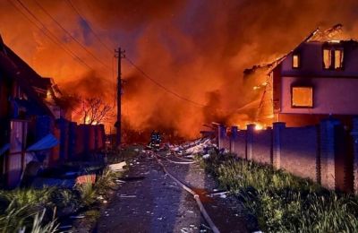 Πυροσβέστες προσπαθούν να σβήσουν μια πυρκαγιά μετά από ρωσική επίθεση στην περιοχή του Κιέβου