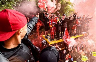 Αρχίζουν και γεμίζουν οι δρόμοι του Λίβερπουλ για τη γιορτή! (vid)