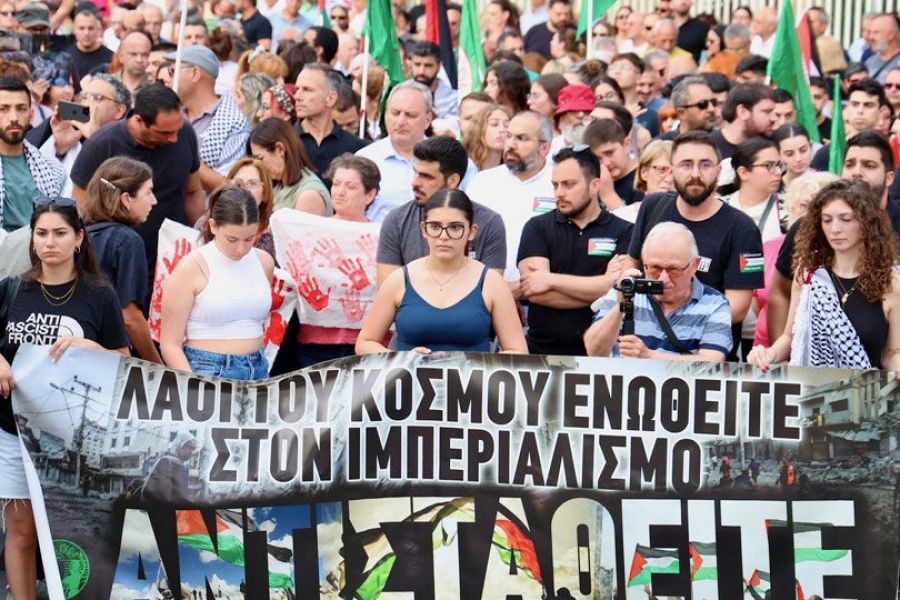 Πλήθος κόσμου έξω από το Προεδρικό για τη Γάζα (ΦΩΤΟ)