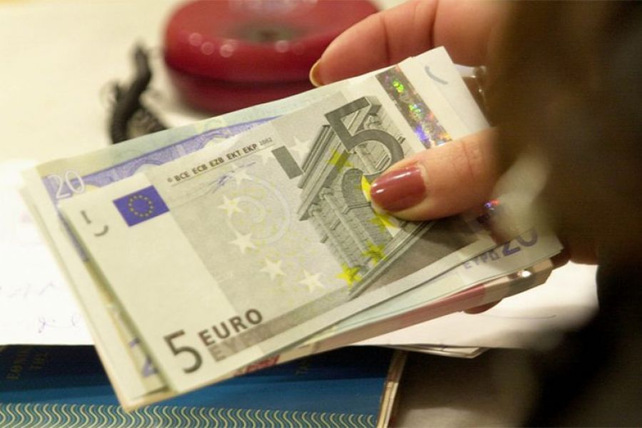 Τέλος η αποκοπή του επιδόματος μονογονεϊκής οικογένειας λόγω συμβίωσης