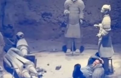 Κατά την αστυνομία, είναι Κινέζος και φέρεται να πάσχει από ψυχική διαταραχή