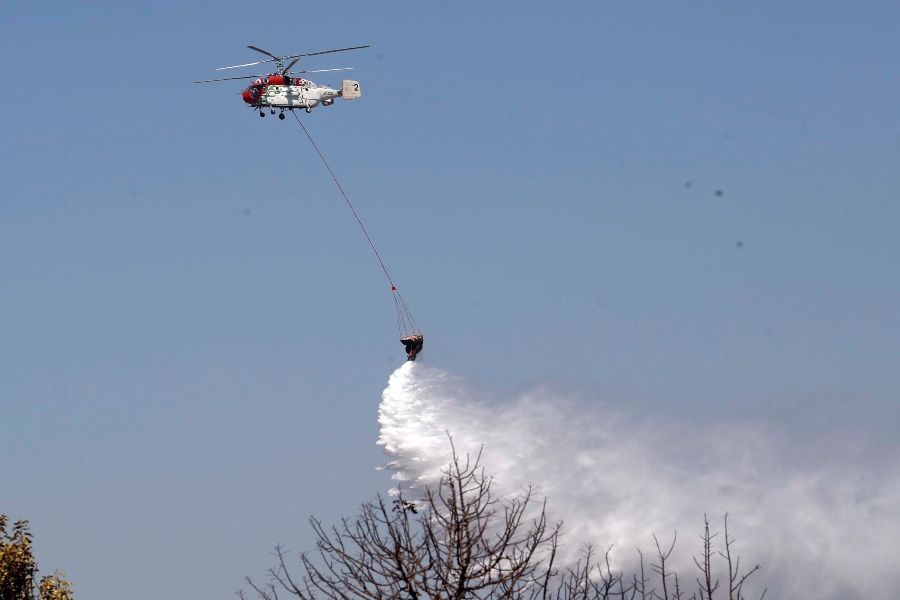 Ήρθαν δύο ελικόπτερα πυρόσβεσης, αναμένονται ακόμη δύο