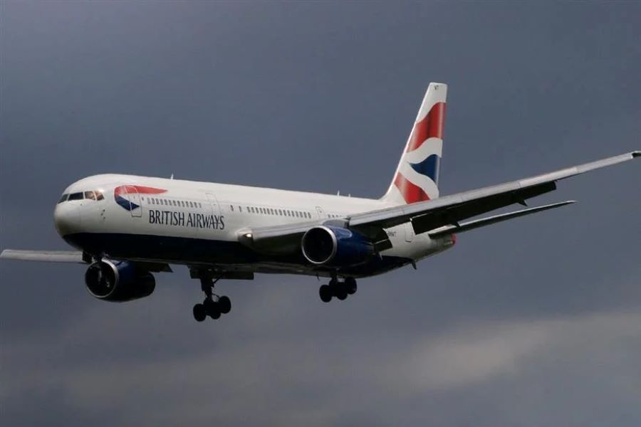 Αεροσυνοδός της British Airways χόρευε γυμνός στην τουαλέτα