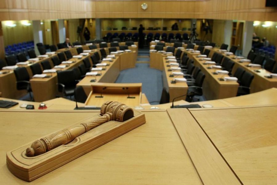 Η χλιδάτη διαμονή σε Λονδίνο και τα πανάκριβα έπιπλα στην Βουλή