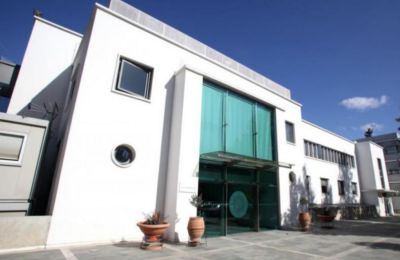 Το αιτιολογικό ότι ο σχεδιασμός (για τη Βουλή) απαιτούσε την επιλογή συγκεκριμένων επίπλων υψηλής ποιότητας δεν δικαιολογείται, αναφέρει η Ελεγκτική Υπηρεσία