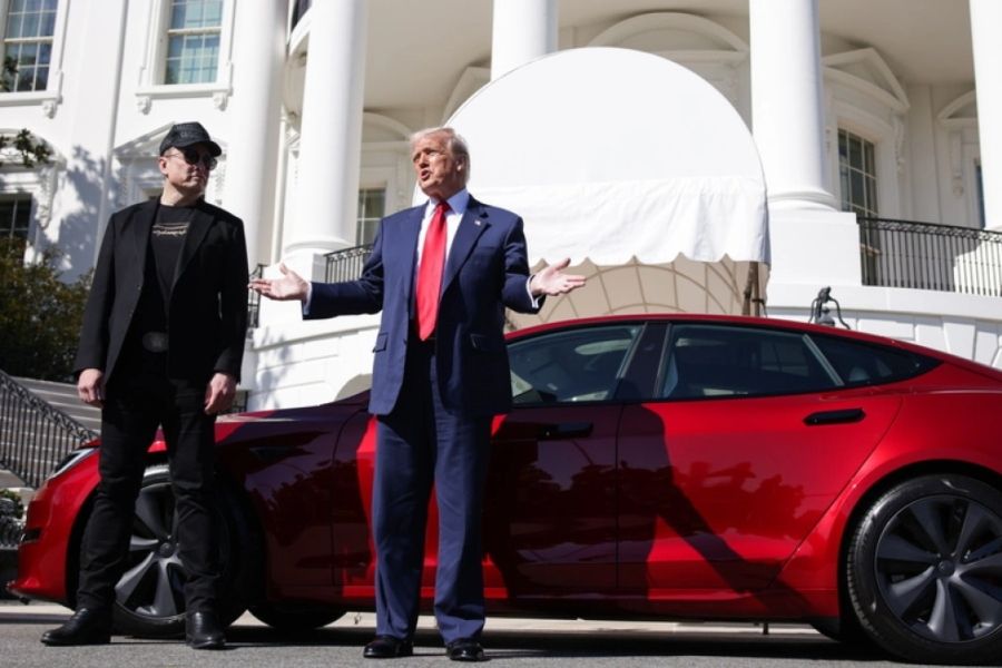 Τι αποφάσισε ο Τραμπ για το Tesla των 80.000 δολαρίων