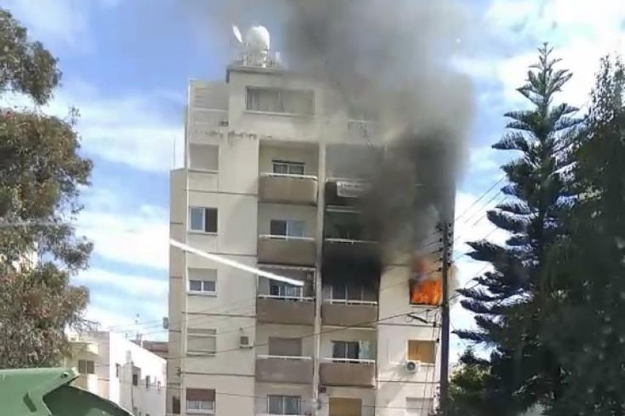 Εισήλθε σε φλεγόμενο διαμέρισμα και διέσωσε δύο γυναίκες