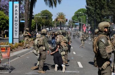 Οι διαδηλωτές διαμαρτύρονται για τις συλλήψεις παράνομων μεταναστών