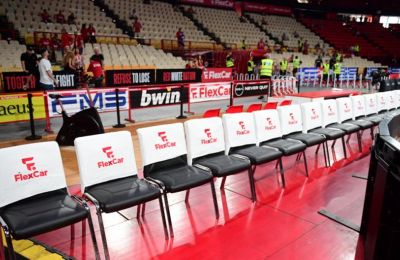 Kρεμάσαν ελληνικές σημαίες πίσω από τον πάγκο του Παναθηναϊκού
