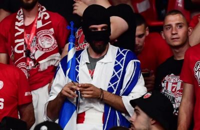 Οπαδός του Ολυμπιακού ντυμένος τσολιάς