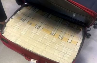 119 κούτες των 200 τσιγάρων στις αποσκευές του