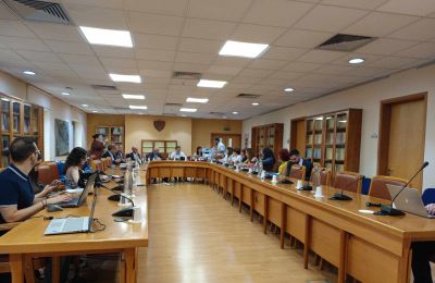Ένταση με φόντο το βιβλίο της Μπιενάλε στην Επ. Παιδείας 