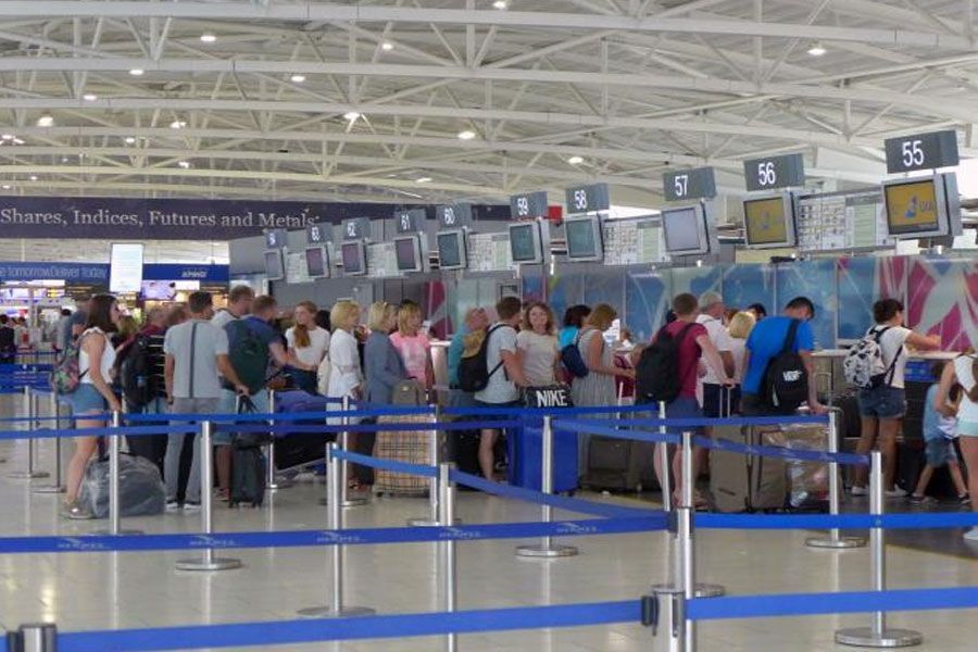 Ακυρώσεις και εκτροπές πτήσεων στα αεροδρόμια Πάφου-Λάρνακας