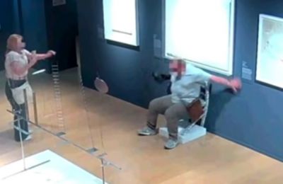 Η καρέκλα σχεδιάστηκε από τον Ιταλό καλλιτέχνη Nicola Bolla και περιγράφεται ως «εύθραυστη»