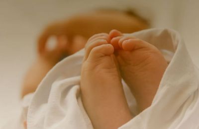 Γονείς άφησαν μωρό να κλαίει στο μπαλκόνι και κοιμήθηκαν