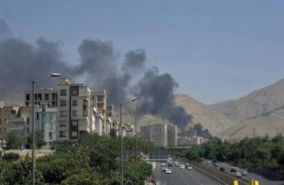Καπνός σε πετρελαϊκή εγκατάσταση στην Τεχεράνη, κατά πάσα πιθανότητα από πλήγμα του Ισραήλ