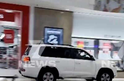Μελβούρνη: Η στιγμή που αυτοκίνητο εισβάλει σε εμπορικό κέντρο 