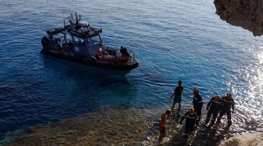 Ο τραυματίας διασώθηκε και στην συνεχεια μεταφερθηκε με Ασθενοφόρο