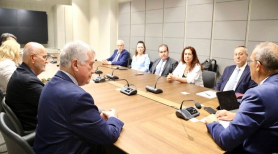 Το Greek Turkish Forum μετέβη στην κατεχόμενη Κύπρο για συναντήσεις υπό τη σημαία και το έμβλημα της «βουλής» του ψευδοκράτους