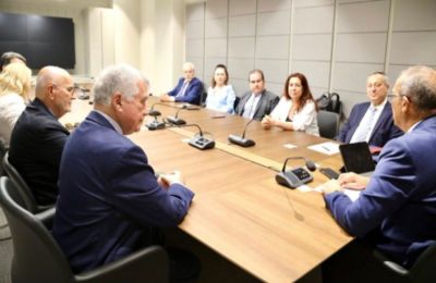 Το Greek Turkish Forum μετέβη στην κατεχόμενη Κύπρο για συναντήσεις υπό τη σημαία και το έμβλημα της «βουλής» του ψευδοκράτους