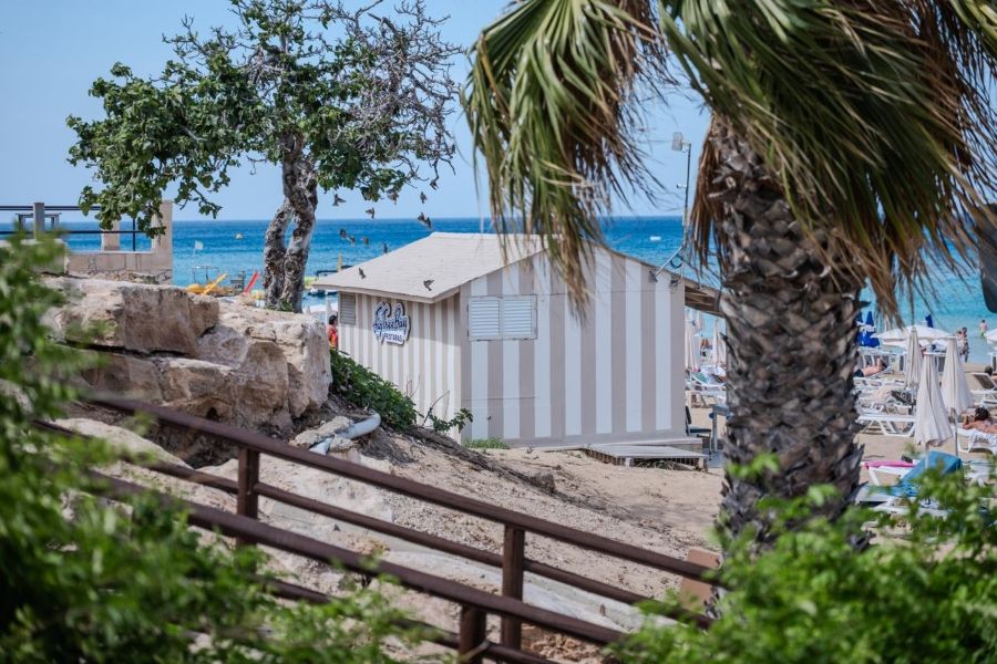 Νεαρός γρονθοκόπησε υπάλληλο για τις πετσέτες στις ξαπλώστρες