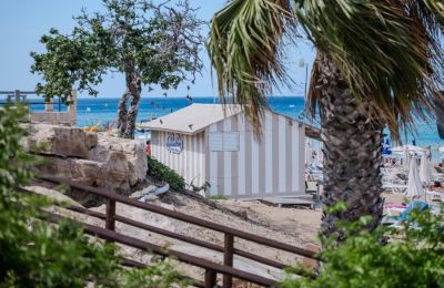 Οι πετσέτες μετακινήθηκαν από υπάλληλο του Δήμου, σύμφωνα με τις οδηγίες που τους έχουν δοθεί, για θέματα κρατήσεων σε ξαπλώστρες