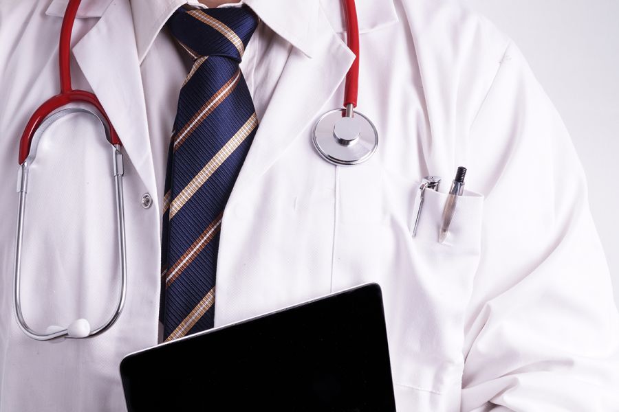«Δεν θα την χειρουργήσω, θα βγει σήμερα αν δεν μου δώσεις 2.500 ευρώ»