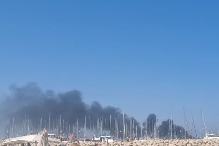 Φωτιά σε σκάφος στη μαρίνα Λάρνακας (ΒΙΝΤΕΟ)