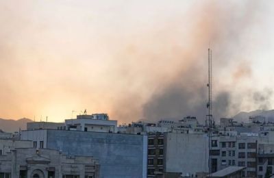 Πυκνός καπνός στον ουρανό της Τεχεράνης ύστερα από ισραηλινή επίθεση 