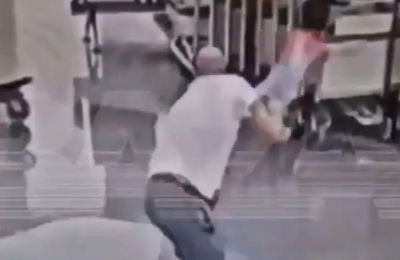 Βίντεο-σοκ:  Άνδρας αρπάζει αγοράκι και το πετάει βίαια στο πάτωμα