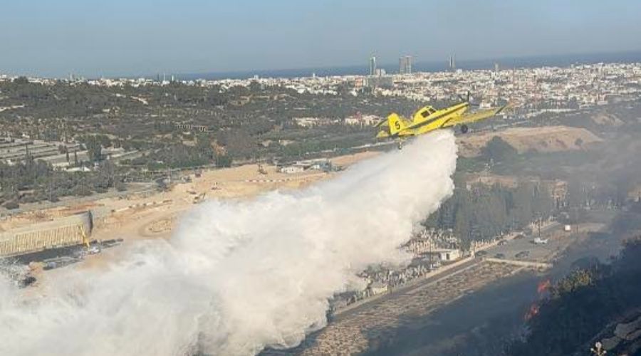 Πιλότος πυροσβεστικού αεροσκάφους επιχειρεί την κοντινότερη δυνατή ρίψη για την κατάσβεση της φωτιάς (Πηγή: MyCyprus)