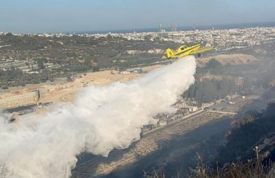 Πιλότος πυροσβεστικού αεροσκάφους επιχειρεί την κοντινότερη δυνατή ρίψη για την κατάσβεση της φωτιάς (Πηγή: MyCyprus)