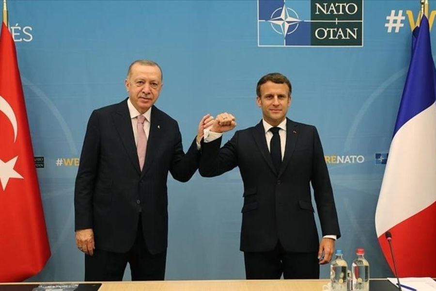 Ο Ερντογάν καλοπιάνει τον Μακρόν για να επιταχύνει τον «Ατσάλινο Θόλο»