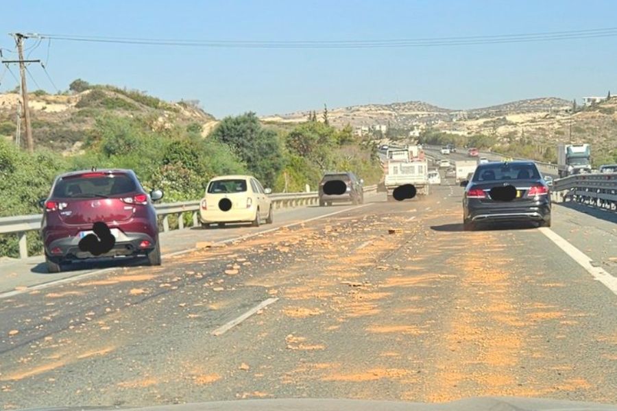 Έπεφταν τούβλα από νταλίκα ενώ προσπερνούσε