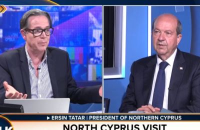 Ενθουσιασμένος ο Ερσίν Τατάρ απένειμε τα εύσημα στον 65χρονο Ιρλανδό δημοσιογράφο για το πώς παρουσίασε το Κυπριακό