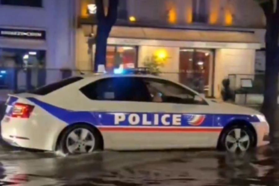 Περιπολικό στο πλημμυρισμένο Παρίσι με τους ήχους του Τιτανικού (VID)