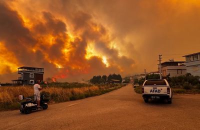 Μαίνεται η μεγάλη φωτιά στη Σμύρνη: Κάηκαν σπίτια, 17 συλλήψεις