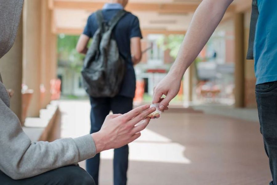 Να πληρώνουν εισφορές οι έμποροι ναρκωτικών ως αυτοαπασχολούμενοι