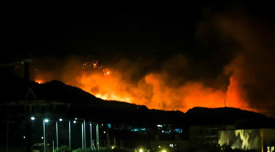 Πύρινη κόλαση στην Κρήτη - Κάηκαν σπίτια, εκκενώθηκαν ξενοδοχεία