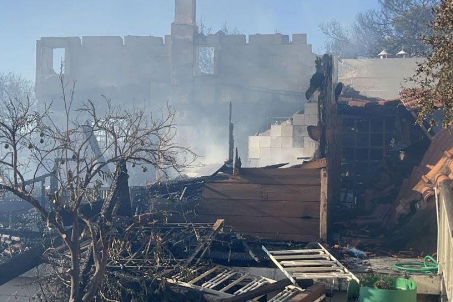 Φωτιά στη Ραφήνα – «Εχουν καεί σπίτια, πολύ μεγάλο το μέτωπο»