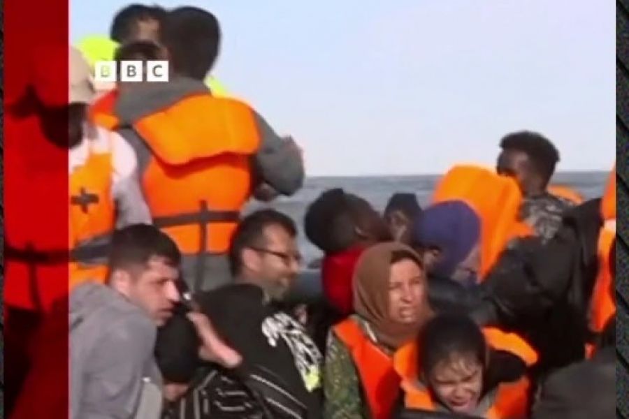 Γάλλοι αστυνομικοί έσκισαν φουσκωτή βάρκα με παράνομους μετανάστες