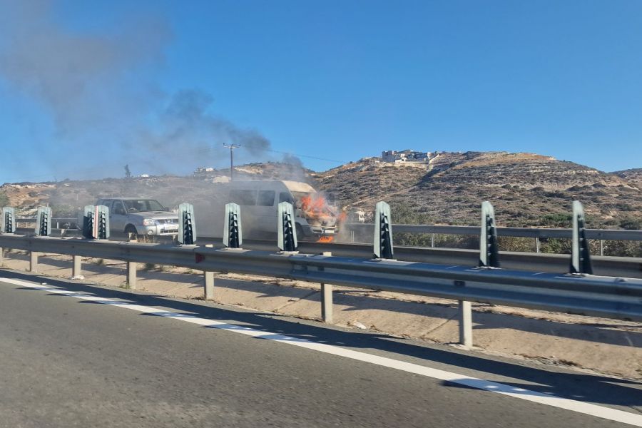 Φωτιά σε όχημα στον αυτοκινητόδρομο (ΦΩΤΟ)
